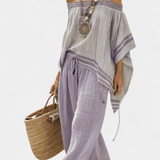 Bambusova bluzica s prugama, s otvorenim ramenima i širokim hlačama za elegantan i svjež stil