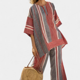 Oversize Daisy kombinezon od lanenog materijala s prugama u crvenoj koraljnoj i sivoj boji, modernog i udobnog stila